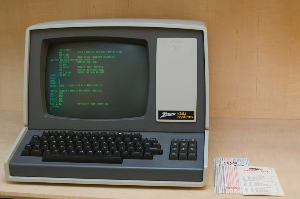 старый компьютер с терминалом